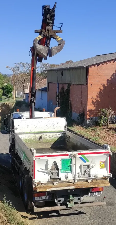 Camion-grue pour une livraison de terre végétale